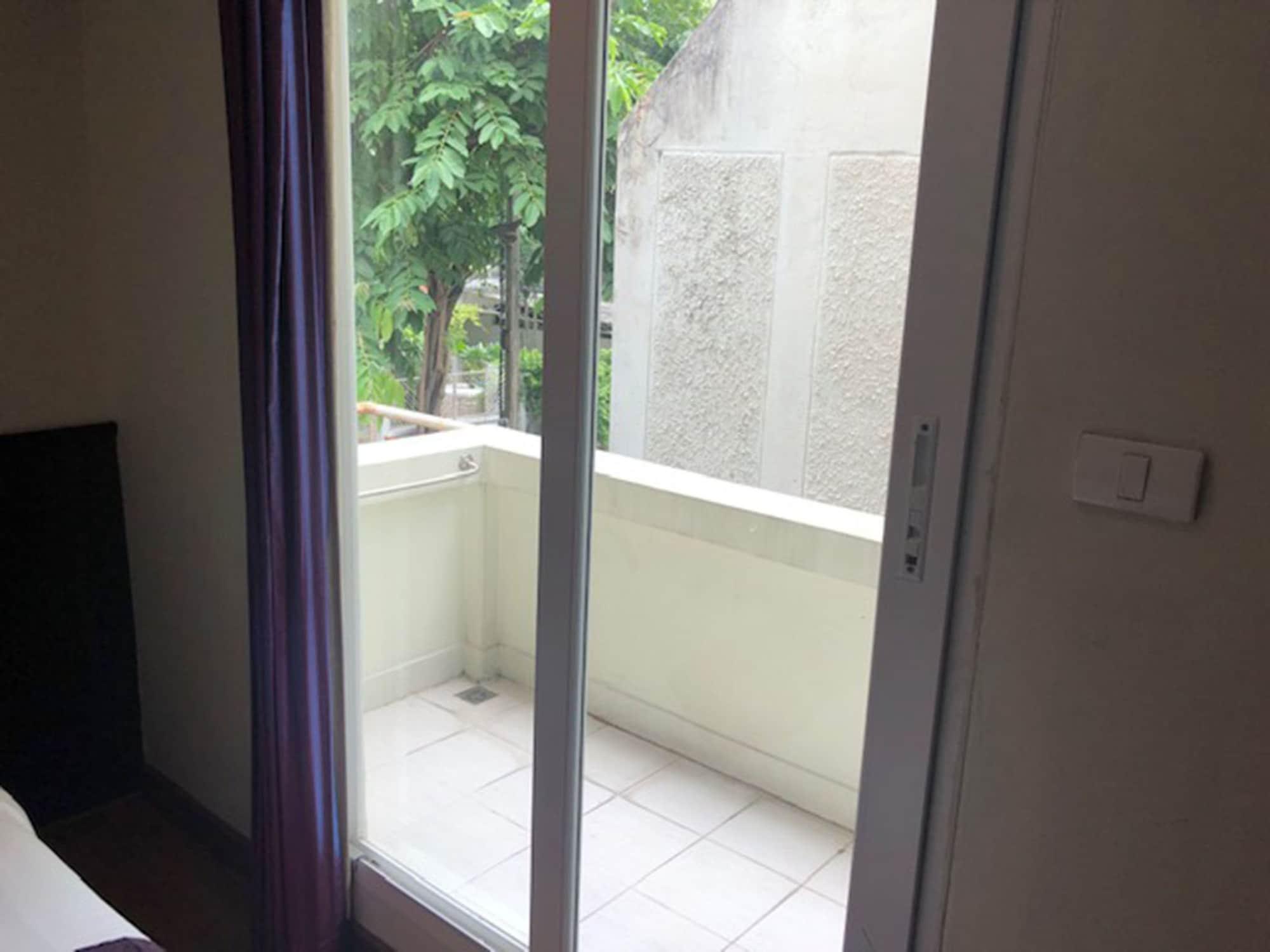 Sawasdee Hotel @ Sukhumvit Soi 8 Банкок Екстериор снимка