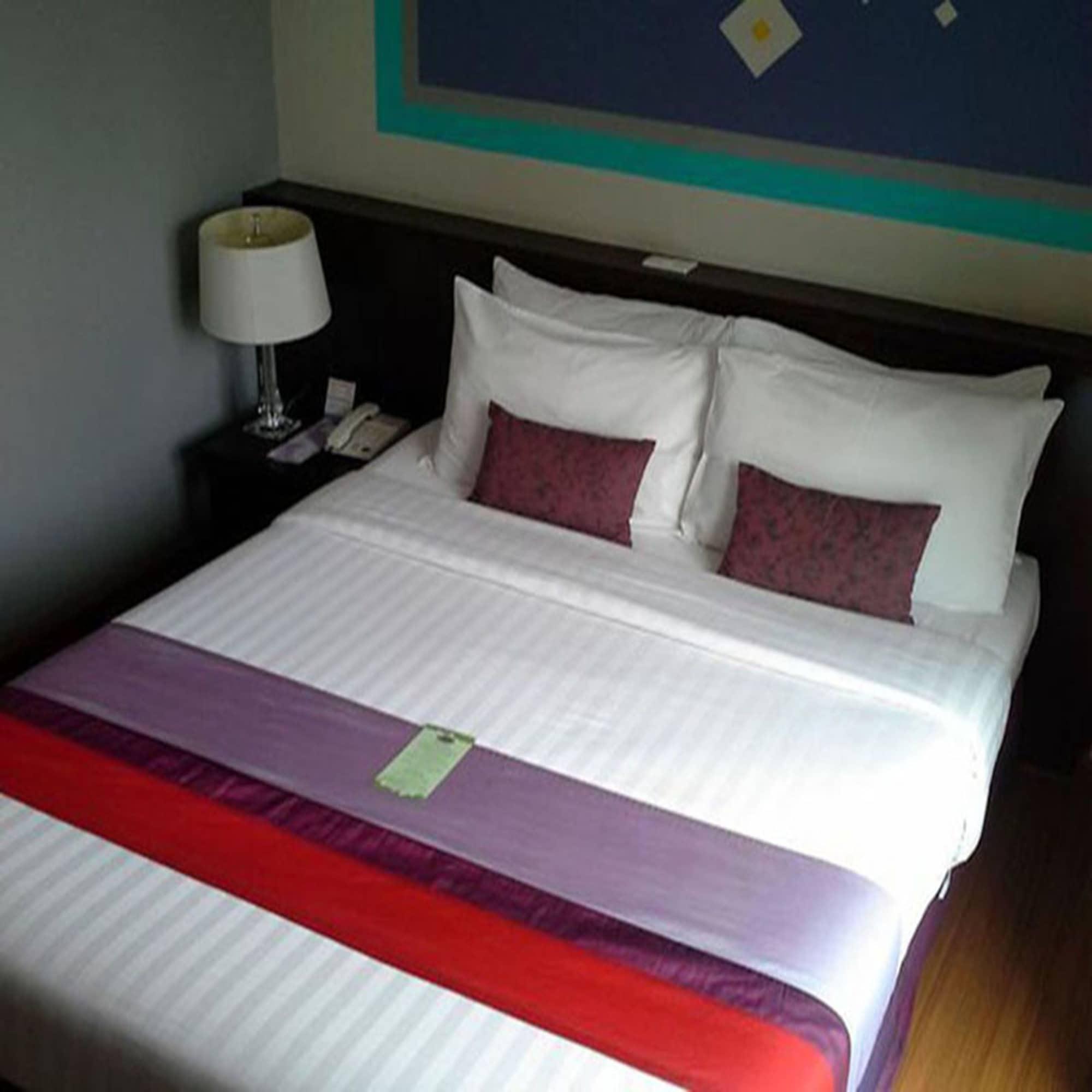 Sawasdee Hotel @ Sukhumvit Soi 8 Банкок Екстериор снимка